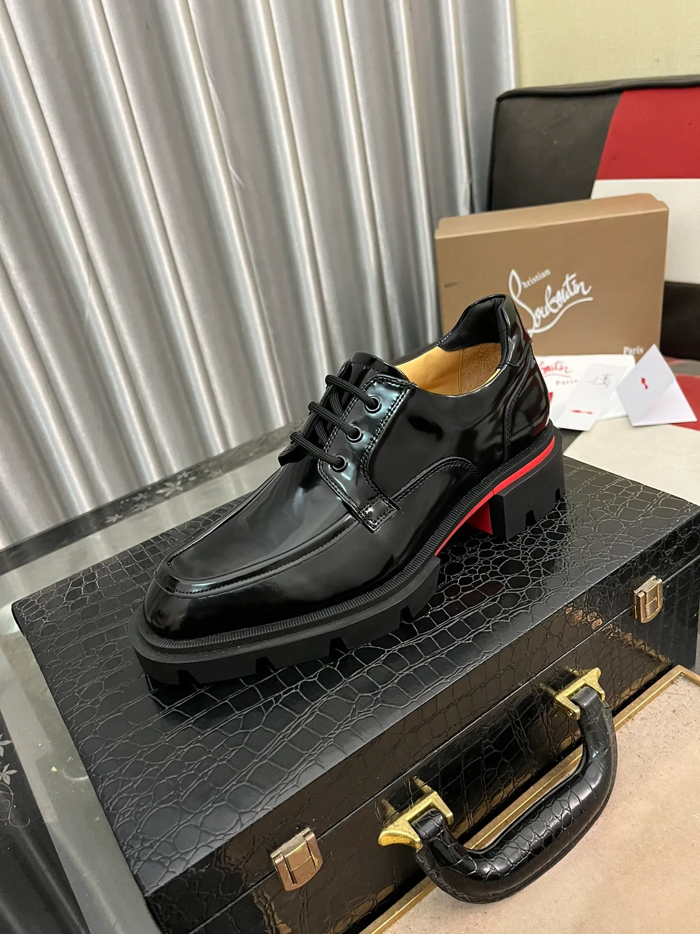 Men's shoes 💰820⌚️⌚️CL New formal leather shoes Christia* Loubouti* red-soled shoes GREGGO men's Oxford shoes Made of imported cowhide/glossy patent leather/stitched contrasting high silk suede. Three-section toe design. Iconic red outsole, the ultimate personalized shoe. Original color cowhide lining. Original Italian leather outsole; fine workmanship brings you a luxurious experience. With its neat silhouette and straightforwardness, GREGGO men's Oxford shoes are Oxford shoes born for city roaming. The elegant lines and classic silhouette exude eternal charm. The black patent leather material is exquisite and eye-catching, adding a sense of luxury to the overall look. The slender toe design is full of elegance, and matched with closed shoelaces of the same color, the sophistication is invisible. The slim sole design provides the shoes with a light foot feel, elegant steps, and a refined and elegant look. Shows outstanding texture.  Standard leather shoe size: 38-44